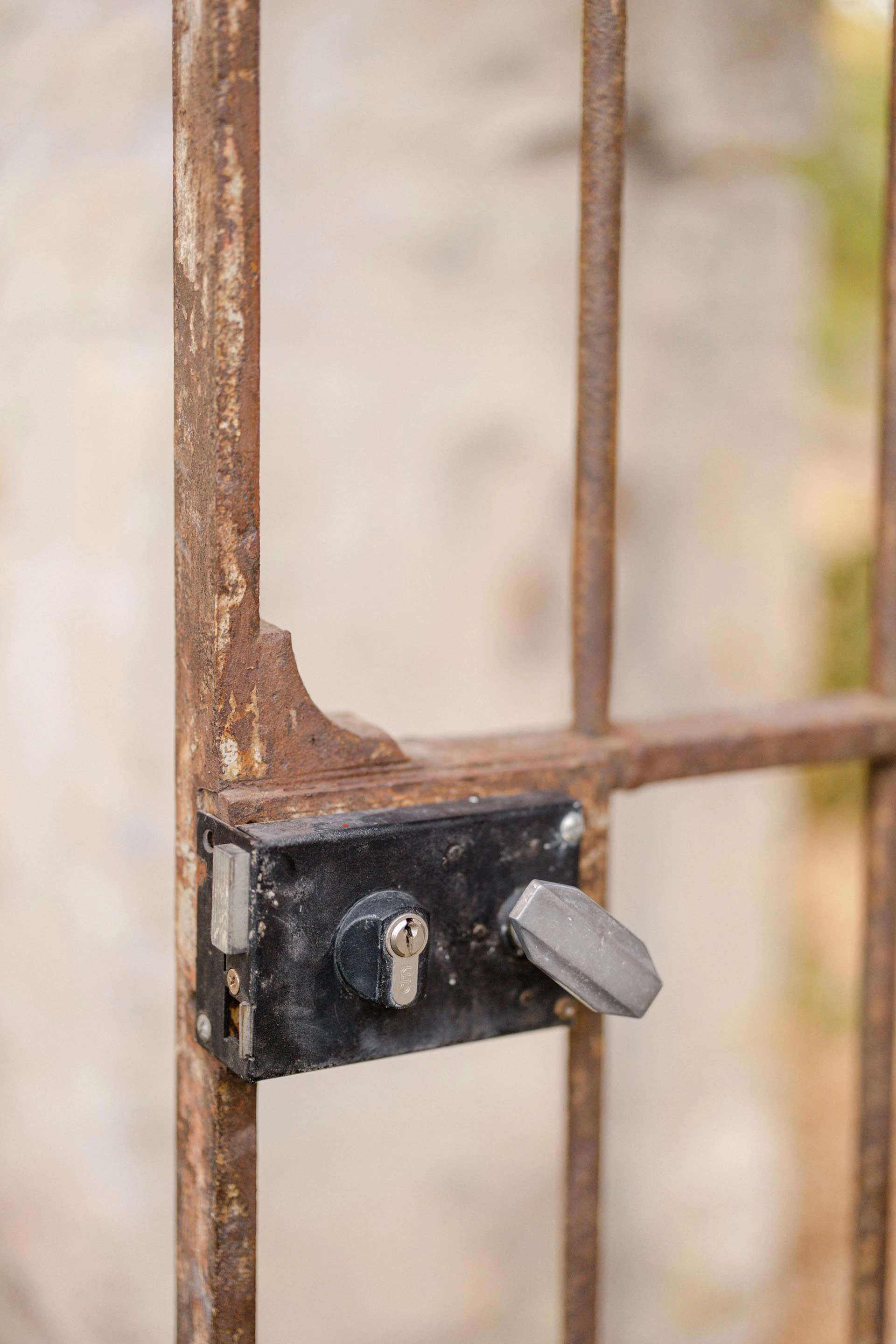 brun fer métal serrure et clé gris